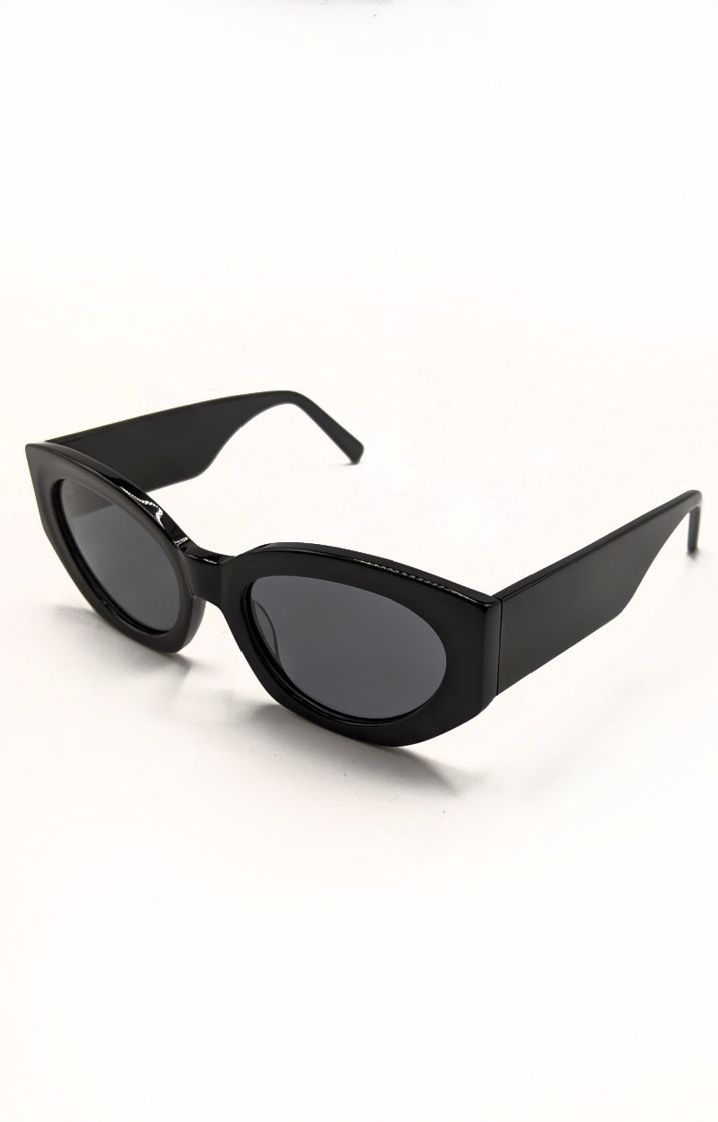 Load image into Gallery viewer, BANBE - The Alessandra Sunglasses - Black/Smoke